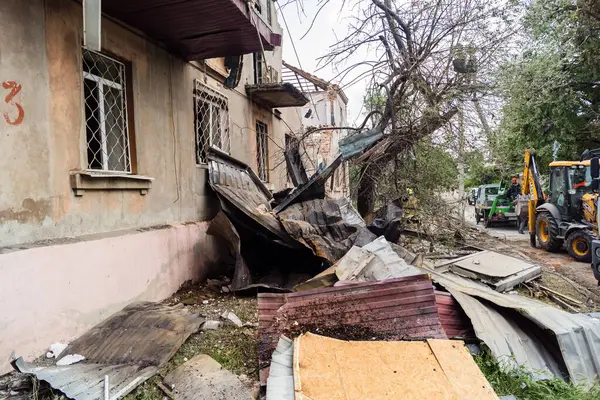 Kharkiv, Ukrayna, 11 Haziran 2025 Kharkiv 'deki küçük konut binası iki Rus Şaban uçağı tarafından vuruldu. Hasar çok fazlaydı, birkaç daire alev aldı ve çatı yırtıldı..