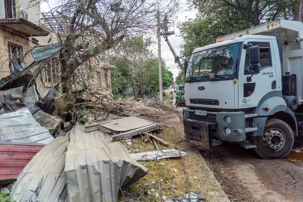 Kharkiv, Ukrayna, 11 Haziran 2025 Kharkiv 'deki küçük konut binası iki Rus Şaban uçağı tarafından vuruldu. Hasar çok fazlaydı, birkaç daire alev aldı ve çatı yırtıldı..