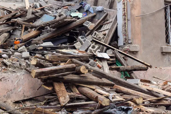 Kharkiv, Ukrayna, 11 Haziran 2025 Kharkiv 'deki küçük konut binası iki Rus Şaban uçağı tarafından vuruldu. Hasar çok fazlaydı, birkaç daire alev aldı ve çatı yırtıldı..