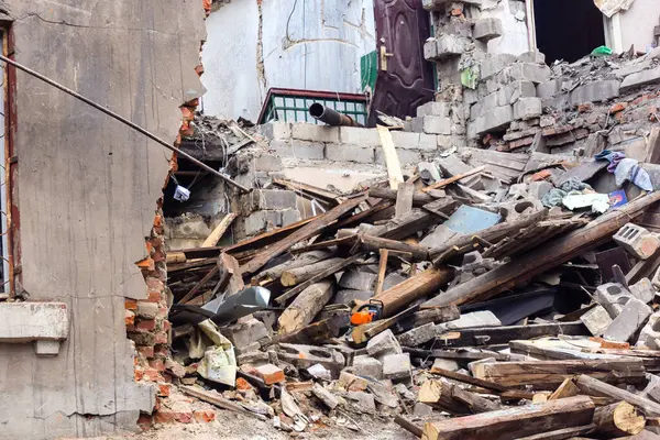 Kharkiv, Ukrayna, 11 Haziran 2025 Kharkiv 'deki küçük konut binası iki Rus Şaban uçağı tarafından vuruldu. Hasar çok fazlaydı, birkaç daire alev aldı ve çatı yırtıldı..