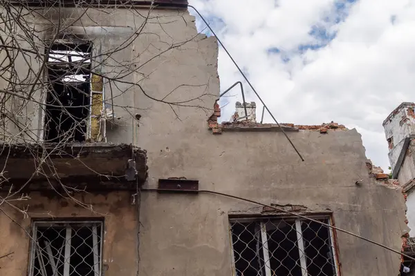 Kharkiv, Ukrayna, 11 Haziran 2025 Kharkiv 'deki küçük konut binası iki Rus Şaban uçağı tarafından vuruldu. Hasar çok fazlaydı, birkaç daire alev aldı ve çatı yırtıldı..