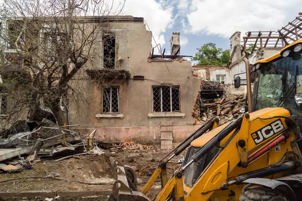 Kharkiv, Ukrayna, 11 Haziran 2025 Kharkiv 'deki küçük konut binası iki Rus Şaban uçağı tarafından vuruldu. Hasar çok fazlaydı, birkaç daire alev aldı ve çatı yırtıldı..