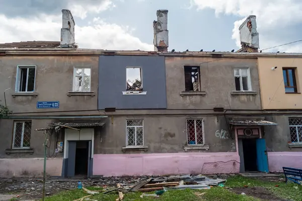Kharkiv, Ukrayna, 11 Haziran 2025 Kharkiv 'deki küçük konut binası iki Rus Şaban uçağı tarafından vuruldu. Hasar çok fazlaydı, birkaç daire alev aldı ve çatı yırtıldı..