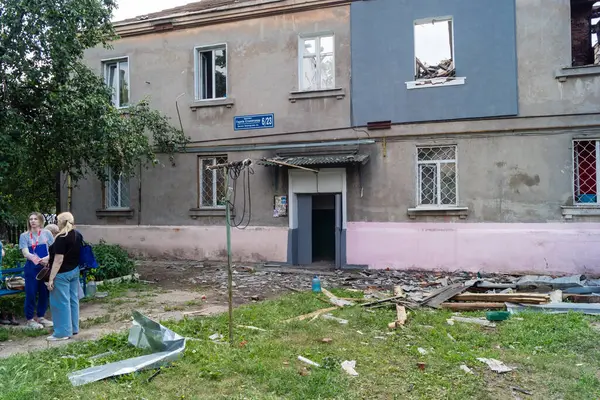 Kharkiv, Ukrayna, 11 Haziran 2025 Kharkiv 'deki küçük konut binası iki Rus Şaban uçağı tarafından vuruldu. Hasar çok fazlaydı, birkaç daire alev aldı ve çatı yırtıldı..