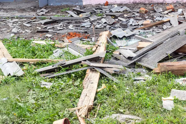 Kharkiv, Ukrayna, 11 Haziran 2025 Kharkiv 'deki küçük konut binası iki Rus Şaban uçağı tarafından vuruldu. Hasar çok fazlaydı, birkaç daire alev aldı ve çatı yırtıldı..