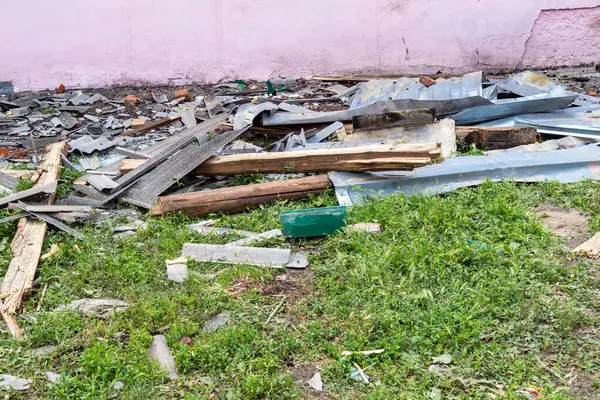 Kharkiv, Ukrayna, 11 Haziran 2025 Kharkiv 'deki küçük konut binası iki Rus Şaban uçağı tarafından vuruldu. Hasar çok fazlaydı, birkaç daire alev aldı ve çatı yırtıldı..