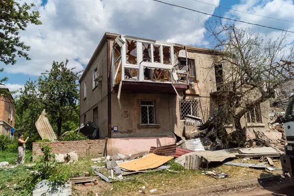 Kharkiv, Ukrayna, 11 Haziran 2025 Kharkiv 'deki küçük konut binası iki Rus Şaban uçağı tarafından vuruldu. Hasar çok fazlaydı, birkaç daire alev aldı ve çatı yırtıldı..