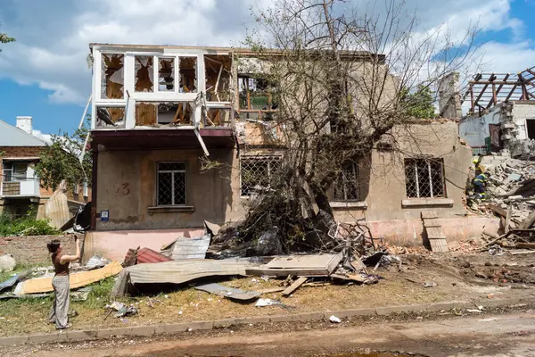 Kharkiv, Ukrayna, 11 Haziran 2025 Kharkiv 'deki küçük konut binası iki Rus Şaban uçağı tarafından vuruldu. Hasar çok fazlaydı, birkaç daire alev aldı ve çatı yırtıldı..