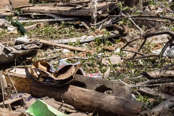 Kharkiv, Ukrayna, 11 Haziran 2025 Kharkiv 'deki küçük konut binası iki Rus Şaban uçağı tarafından vuruldu. Hasar çok fazlaydı, birkaç daire alev aldı ve çatı yırtıldı..