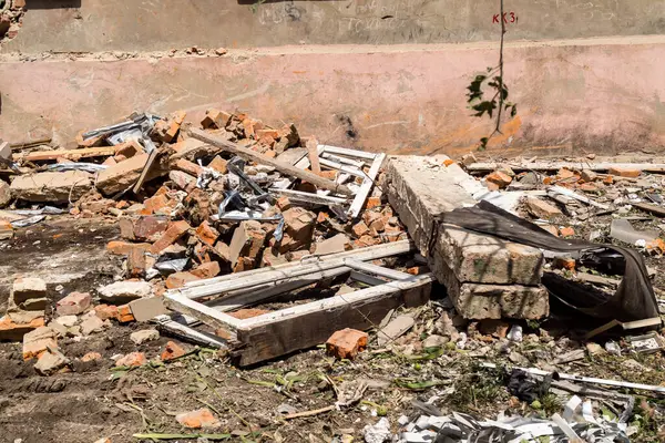 Kharkiv, Ukrayna, 11 Haziran 2025 Kharkiv 'deki küçük konut binası iki Rus Şaban uçağı tarafından vuruldu. Hasar çok fazlaydı, birkaç daire alev aldı ve çatı yırtıldı..