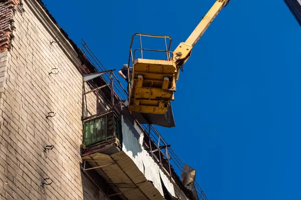 Kharkiv, Ukrayna, 11 Haziran 2025 Teknik Servisler, Kharkiv 'deki hasarlı bina üzerinde çalışıyor. Hasar çok fazlaydı ve birkaç apartman yanmıştı..