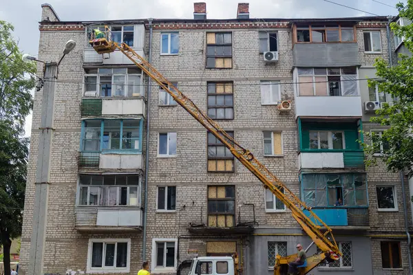 Kharkiv, Ukrayna, 11 Haziran 2025 Teknik Servisler, Kharkiv 'deki hasarlı bina üzerinde çalışıyor. Hasar çok fazlaydı ve birkaç apartman yanmıştı..