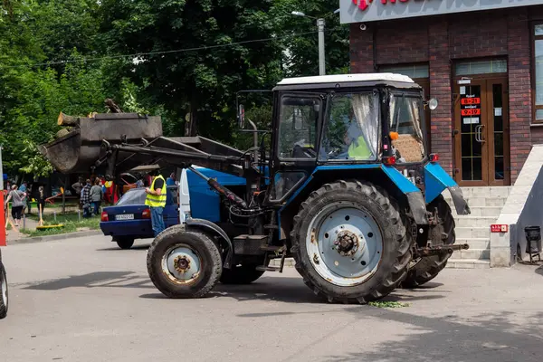 Kharkiv, Ukrayna, 11 Haziran 2025 Teknik Servisler, Kharkiv 'deki hasarlı bina üzerinde çalışıyor. Hasar çok fazlaydı ve birkaç apartman yanmıştı..