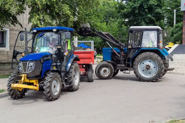 Kharkiv, Ukrayna, 11 Haziran 2025 Teknik Servisler, Kharkiv 'deki hasarlı bina üzerinde çalışıyor. Hasar çok fazlaydı ve birkaç apartman yanmıştı..