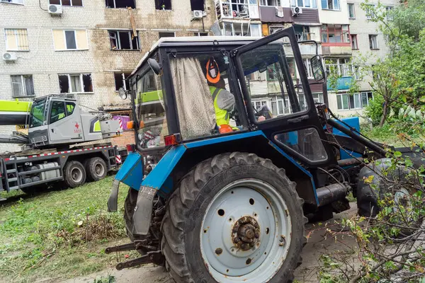 Kharkiv, Ukrayna, 11 Haziran 2025 Teknik Servisler, Kharkiv 'deki hasarlı bina üzerinde çalışıyor. Hasar çok fazlaydı ve birkaç apartman yanmıştı..