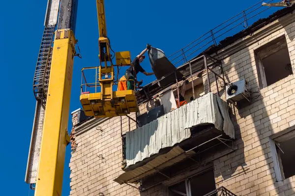 Kharkiv, Ukrayna, 11 Haziran 2025 Teknik Servisler, Kharkiv 'deki hasarlı bina üzerinde çalışıyor. Hasar çok fazlaydı ve birkaç apartman yanmıştı..