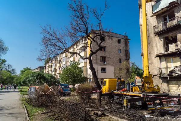 Kharkiv, Ukrayna, 11 Haziran 2025 Teknik Servisler, Kharkiv 'deki hasarlı bina üzerinde çalışıyor. Hasar çok fazlaydı ve birkaç apartman yanmıştı..