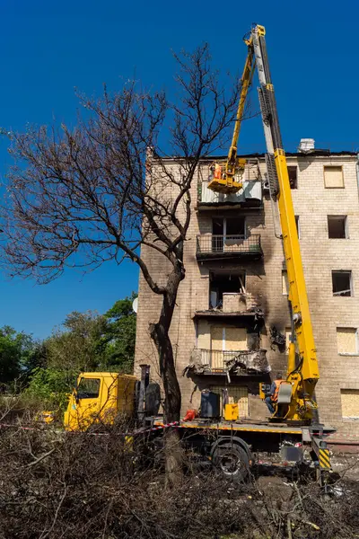 Kharkiv, Ukrayna, 11 Haziran 2025 Teknik Servisler, Kharkiv 'deki hasarlı bina üzerinde çalışıyor. Hasar çok fazlaydı ve birkaç apartman yanmıştı..
