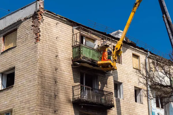 Kharkiv, Ukrayna, 11 Haziran 2025 Teknik Servisler, Kharkiv 'deki hasarlı bina üzerinde çalışıyor. Hasar çok fazlaydı ve birkaç apartman yanmıştı..
