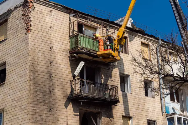 Kharkiv, Ukrayna, 11 Haziran 2025 Teknik Servisler, Kharkiv 'deki hasarlı bina üzerinde çalışıyor. Hasar çok fazlaydı ve birkaç apartman yanmıştı..