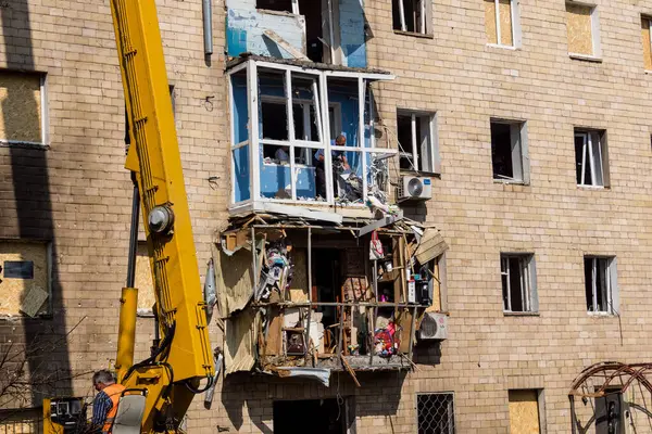 Kharkiv, Ukrayna, 11 Haziran 2025 Teknik Servisler, Kharkiv 'deki hasarlı bina üzerinde çalışıyor. Hasar çok fazlaydı ve birkaç apartman yanmıştı..