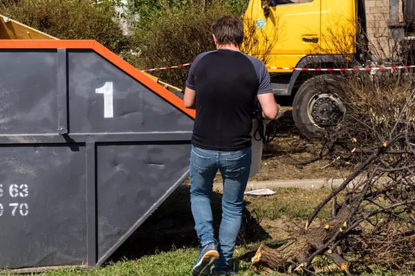 Kharkiv, Ukrayna, 11 Haziran 2025 Teknik Servisler, Kharkiv 'deki hasarlı bina üzerinde çalışıyor. Hasar çok fazlaydı ve birkaç apartman yanmıştı..