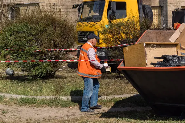Kharkiv, Ukrayna, 11 Haziran 2025 Teknik Servisler, Kharkiv 'deki hasarlı bina üzerinde çalışıyor. Hasar çok fazlaydı ve birkaç apartman yanmıştı..