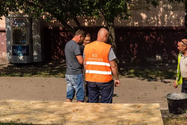 Kharkiv, Ukrayna, 11 Haziran 2025 Teknik Servisler, Kharkiv 'deki hasarlı bina üzerinde çalışıyor. Hasar çok fazlaydı ve birkaç apartman yanmıştı..