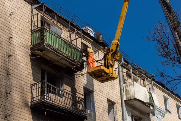 Kharkiv, Ukrayna, 11 Haziran 2025 Teknik Servisler, Kharkiv 'deki hasarlı bina üzerinde çalışıyor. Hasar çok fazlaydı ve birkaç apartman yanmıştı..
