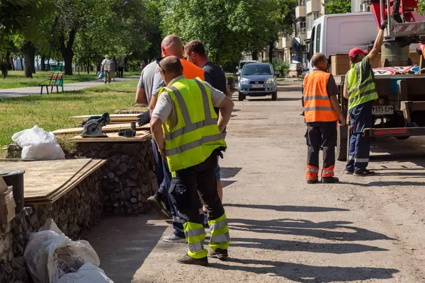 Kharkiv, Ukrayna, 11 Haziran 2025 Teknik Servisler, Kharkiv 'deki hasarlı bina üzerinde çalışıyor. Hasar çok fazlaydı ve birkaç apartman yanmıştı..