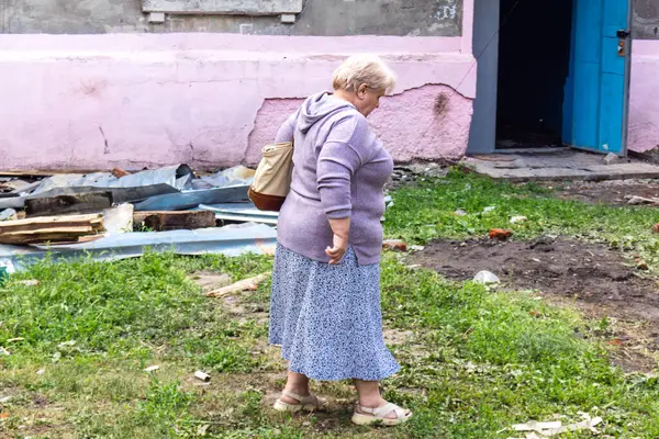 Kharkiv, Ukrayna, 11 Haziran 2025 Kurbanlar, Rus Shahed İHA 'sının çarptığı apartmanlarının yanında duruyor. Hasar çok fazlaydı. Siviller Rus saldırılarının başlıca hedefleri..