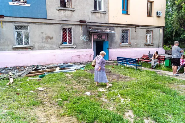 Kharkiv, Ukrayna, 11 Haziran 2025 Kurbanlar, Rus Shahed İHA 'sının çarptığı apartmanlarının yanında duruyor. Hasar çok fazlaydı. Siviller Rus saldırılarının başlıca hedefleri..