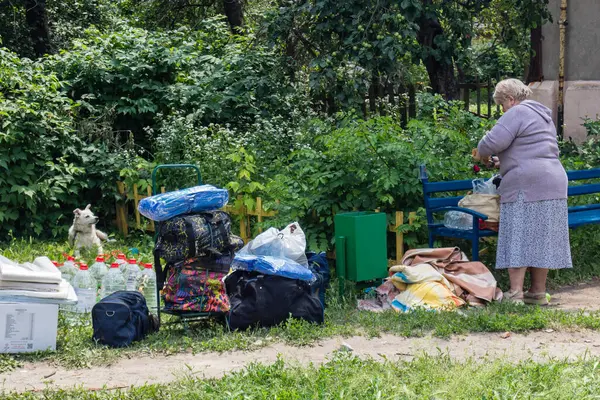 Kharkiv, Ukrayna, 11 Haziran 2025 Kurbanlar, Rus Shahed İHA 'sının çarptığı apartmanlarının yanında duruyor. Hasar çok fazlaydı. Siviller Rus saldırılarının başlıca hedefleri..