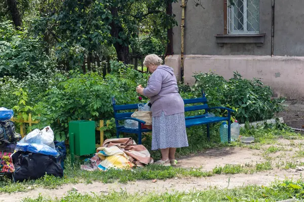 Kharkiv, Ukrayna, 11 Haziran 2025 Kurbanlar, Rus Shahed İHA 'sının çarptığı apartmanlarının yanında duruyor. Hasar çok fazlaydı. Siviller Rus saldırılarının başlıca hedefleri..