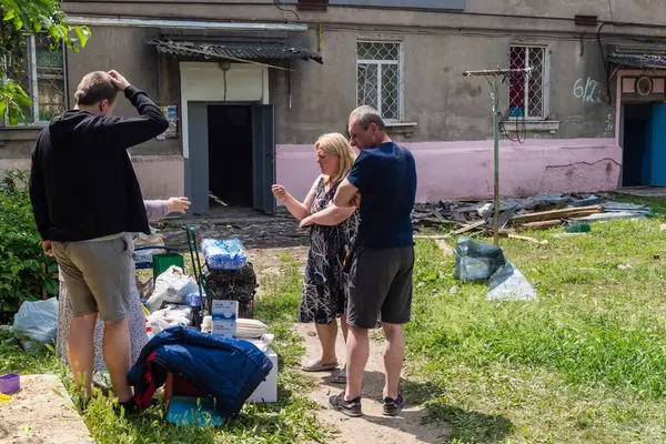 Kharkiv, Ukrayna, 11 Haziran 2025 Kurbanlar, Rus Shahed İHA 'sının çarptığı apartmanlarının yanında duruyor. Hasar çok fazlaydı. Siviller Rus saldırılarının başlıca hedefleri..