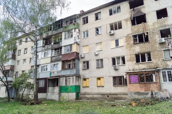 Kharkiv, Ukrayna, 11 Haziran 2025 Kharkiv 'de bir yerleşim yeri bir Rus Şaban uçağı tarafından vuruldu. Hasar çok fazlaydı, birkaç daire yandı ve sayısız pencere yıkıldı..
