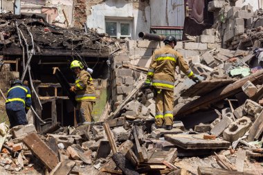 Kharkiv, Ukrayna, 11 Haziran 2025. İtfaiyeciler, Rus Şaban uçakları tarafından vurulan Harkiv 'deki bir yerleşim yerine gidiyorlar. Hasar çok fazlaydı ve birkaç apartman yanmaya başladı..