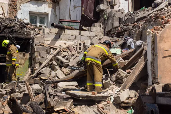 Kharkiv, Ukrayna, 11 Haziran 2025. İtfaiyeciler, Rus Şaban uçakları tarafından vurulan Harkiv 'deki bir yerleşim yerine gidiyorlar. Hasar çok fazlaydı ve birkaç apartman yanmaya başladı..