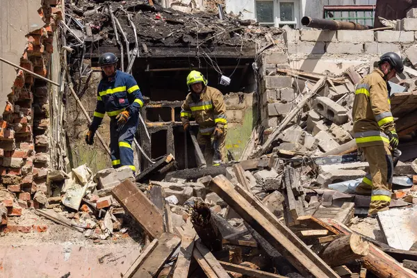 Kharkiv, Ukrayna, 11 Haziran 2025. İtfaiyeciler, Rus Şaban uçakları tarafından vurulan Harkiv 'deki bir yerleşim yerine gidiyorlar. Hasar çok fazlaydı ve birkaç apartman yanmaya başladı..