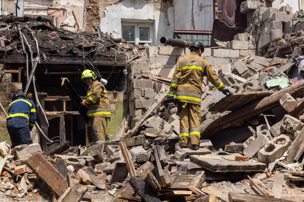 Kharkiv, Ukrayna, 11 Haziran 2025. İtfaiyeciler, Rus Şaban uçakları tarafından vurulan Harkiv 'deki bir yerleşim yerine gidiyorlar. Hasar çok fazlaydı ve birkaç apartman yanmaya başladı..