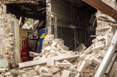 Kharkiv, Ukrayna, 12 Haziran 2025 Kharkiv 'de bir ev bir Rus İHA' sı tarafından vuruldu. Hasar çok büyüktü, ev tamamen yıkıldı, yandı ve çatı parçalandı..