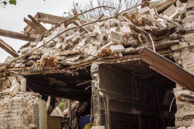 Kharkiv, Ukrayna, 12 Haziran 2025 Kharkiv 'de bir ev bir Rus İHA' sı tarafından vuruldu. Hasar çok büyüktü, ev tamamen yıkıldı, yandı ve çatı parçalandı..