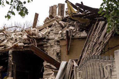 Kharkiv, Ukrayna, 12 Haziran 2025 Kharkiv 'de bir ev bir Rus İHA' sı tarafından vuruldu. Hasar çok büyüktü, ev tamamen yıkıldı, yandı ve çatı parçalandı..