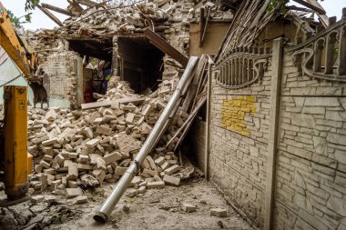 Kharkiv, Ukrayna, 12 Haziran 2025 Kharkiv 'de bir ev bir Rus İHA' sı tarafından vuruldu. Hasar çok büyüktü, ev tamamen yıkıldı, yandı ve çatı parçalandı..