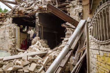 Kharkiv, Ukrayna, 12 Haziran 2025 Kharkiv 'de bir ev bir Rus İHA' sı tarafından vuruldu. Hasar çok büyüktü, ev tamamen yıkıldı, yandı ve çatı parçalandı..