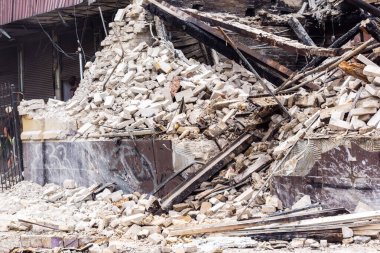 Kharkiv, Ukrayna, 12 Haziran 2025 Kharkiv 'de bir ev bir Rus İHA' sı tarafından vuruldu. Hasar çok büyüktü, ev tamamen yıkıldı, yandı ve çatı parçalandı..