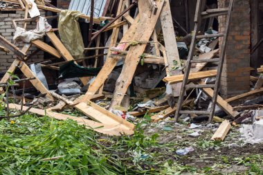 Kharkiv, Ukrayna, 12 Haziran 2025 Kharkiv 'de bir ev bir Rus İHA' sı tarafından vuruldu. Hasar çok büyüktü, ev tamamen yıkıldı, yandı ve çatı parçalandı..