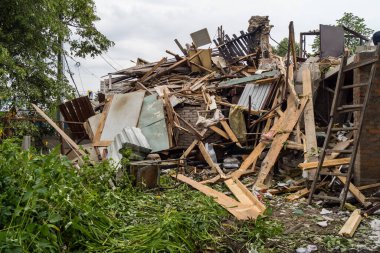 Kharkiv, Ukrayna, 12 Haziran 2025 Kharkiv 'de bir ev bir Rus İHA' sı tarafından vuruldu. Hasar çok büyüktü, ev tamamen yıkıldı, yandı ve çatı parçalandı..