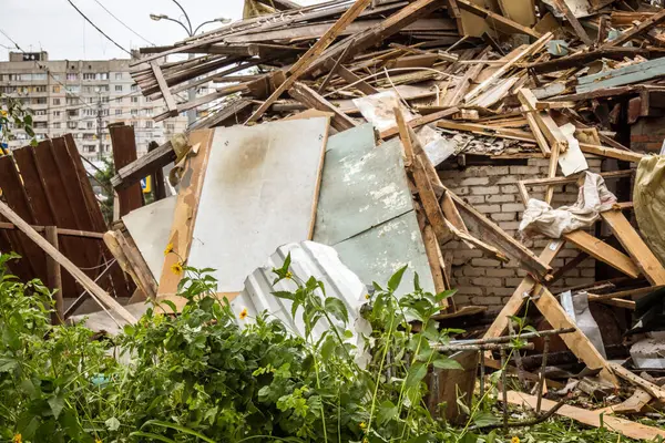 Kharkiv, Ukrayna, 12 Haziran 2025 Kharkiv 'de bir ev bir Rus İHA' sı tarafından vuruldu. Hasar çok büyüktü, ev tamamen yıkıldı, yandı ve çatı parçalandı..