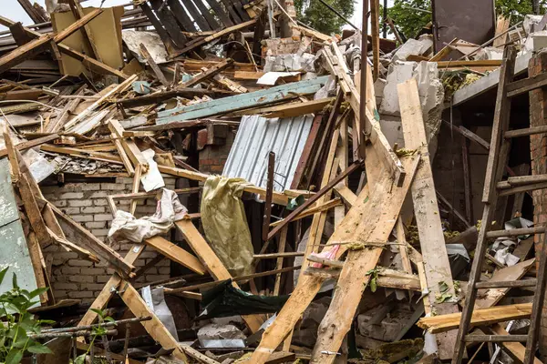 Kharkiv, Ukrayna, 12 Haziran 2025 Kharkiv 'de bir ev bir Rus İHA' sı tarafından vuruldu. Hasar çok büyüktü, ev tamamen yıkıldı, yandı ve çatı parçalandı..